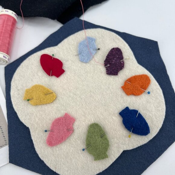 Little Bits Wool Felt applique Mini Rugs Homespun Charm Poinsettia Christmas - Picture 3 of 7